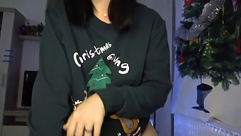 Stepsister Anna'S Christmas Gift: Oral Sex And Creampie