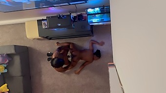 用大鸡巴和性感的黑人女孩满足性爱(射精)