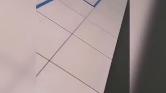 购物者在超市访问期间遇到了意想不到的快感