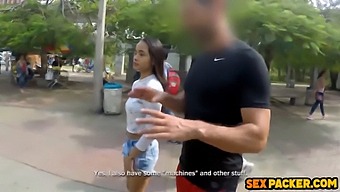 令人惊叹的古铜色娇小女孩在体育训练期间被操屁股,同时被停职