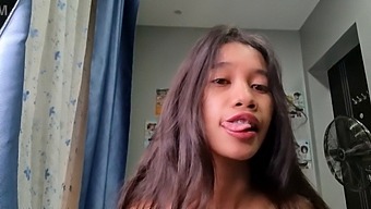 小巧玲珑的亚洲女人