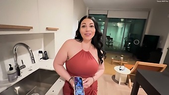 Crazy Mandi May的妈妈邀请男孩做爱